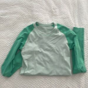 Size 2 long sleeve lululemon swiftly tech. Tiny blue stain on back.